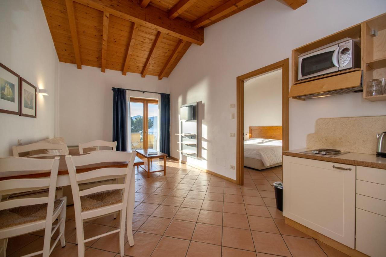 Residence Ca Del Lago Torri Del Benaco Exterior photo